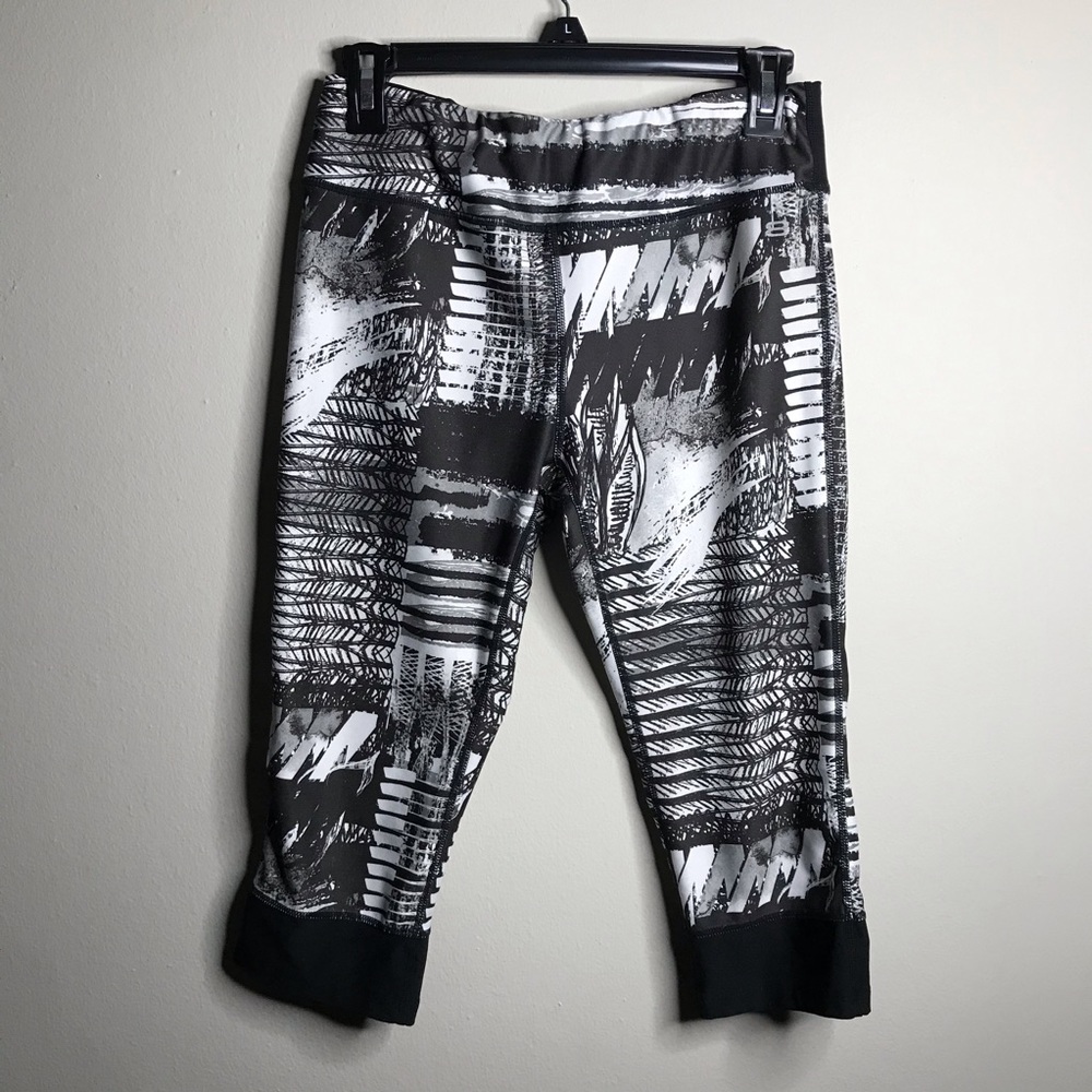 Layer 8 Performance Cropped Capri Leggings